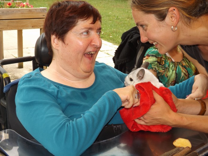 Nadia avec un petit lapin